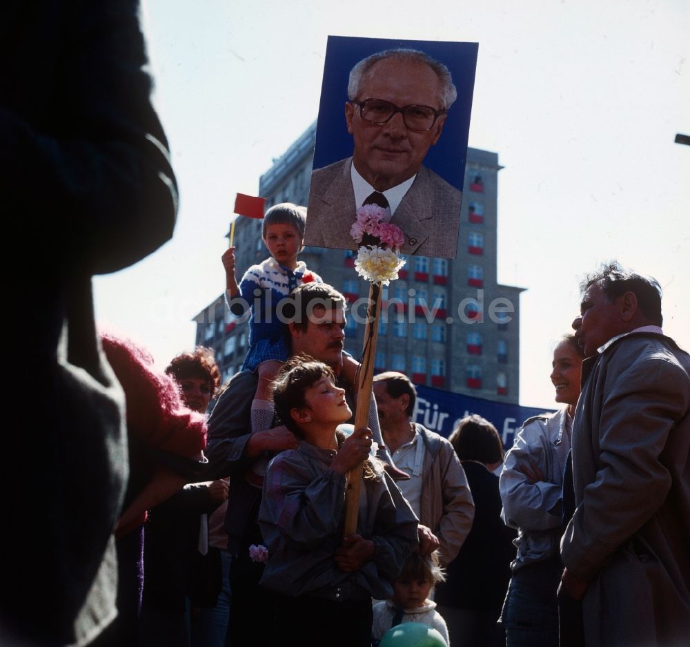 DDR-Fotoarchiv: Berlin - Mitte - Demonstration anlässlich des 1. Mai 1986 in Berlin der Hauptstadt der DDR