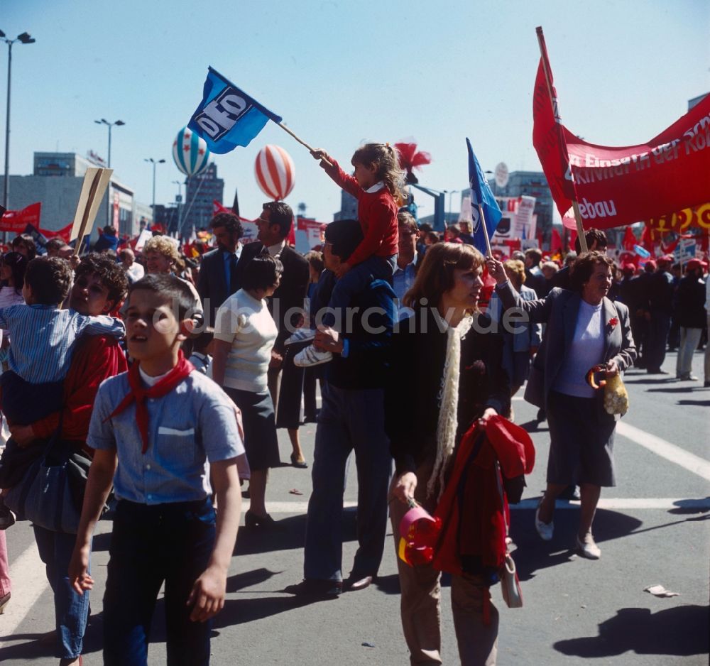 Berlin - Mitte: Demonstration anlässlich des 1. Mai 1986 in Berlin der Hauptstadt der DDR