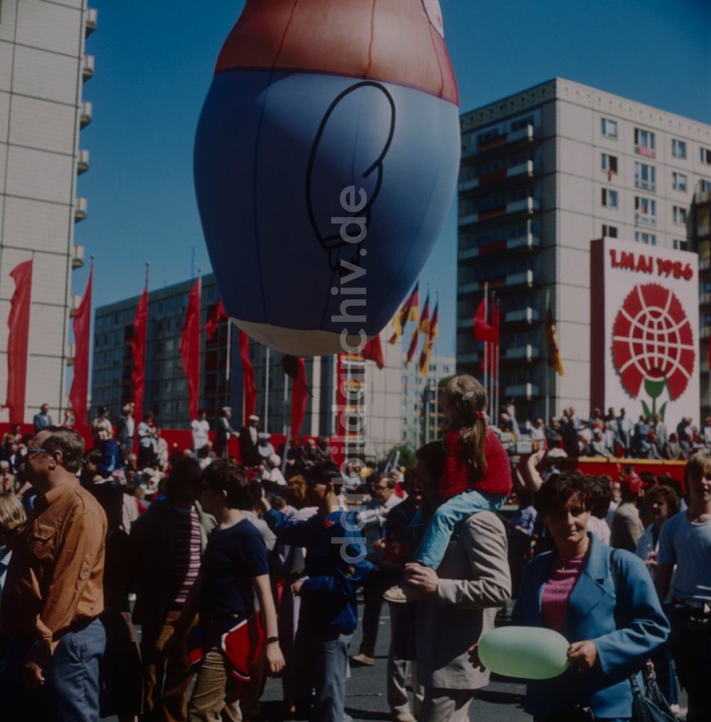 DDR-Bildarchiv: Berlin - Mitte - Demonstration anlässlich des 1. Mai 1986 in Berlin der Hauptstadt der DDR