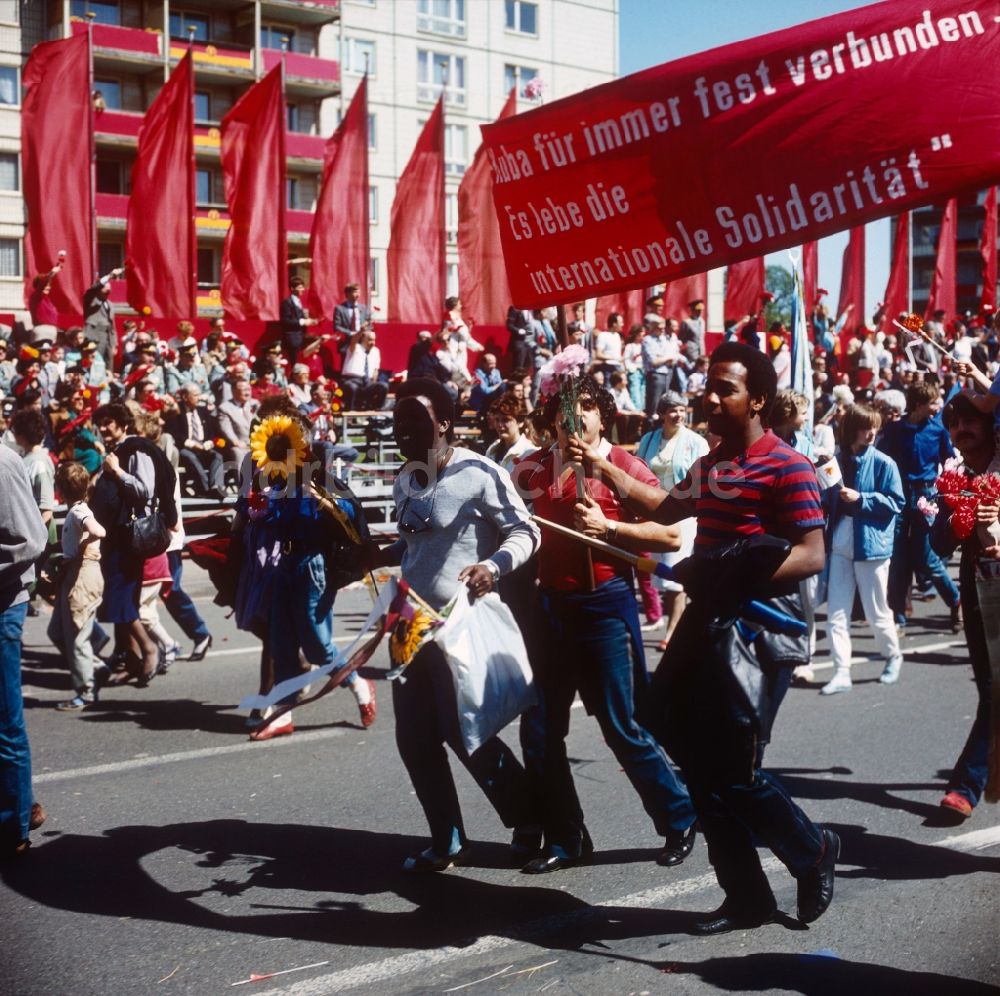 DDR-Bildarchiv: Berlin - Mitte - Demonstration anlässlich des 1. Mai 1986 in Berlin der Hauptstadt der DDR