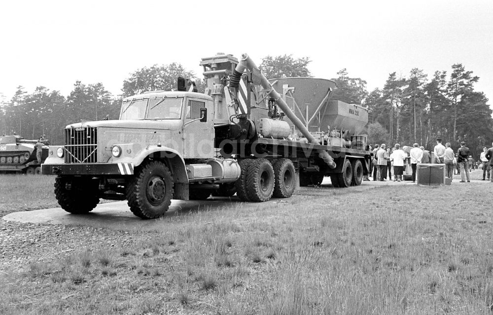 DDR-Fotoarchiv: Lehnitz - Demonstration von Ausrüstung Artillerieregiment-1 Rudolf Gyptner in der Nationalen Volksarmee NVA Dienststelle in Lehnitz in der DDR