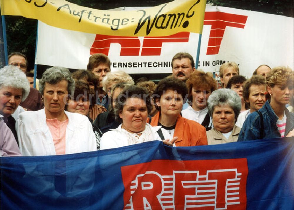 DDR-Bildarchiv: Magdeburg - Demonstration des Fernsehgeräteherstellers RFT AG Straßfurt für die Rettung des Unternehmens vor der Magdeburger Staatskanzlei 12