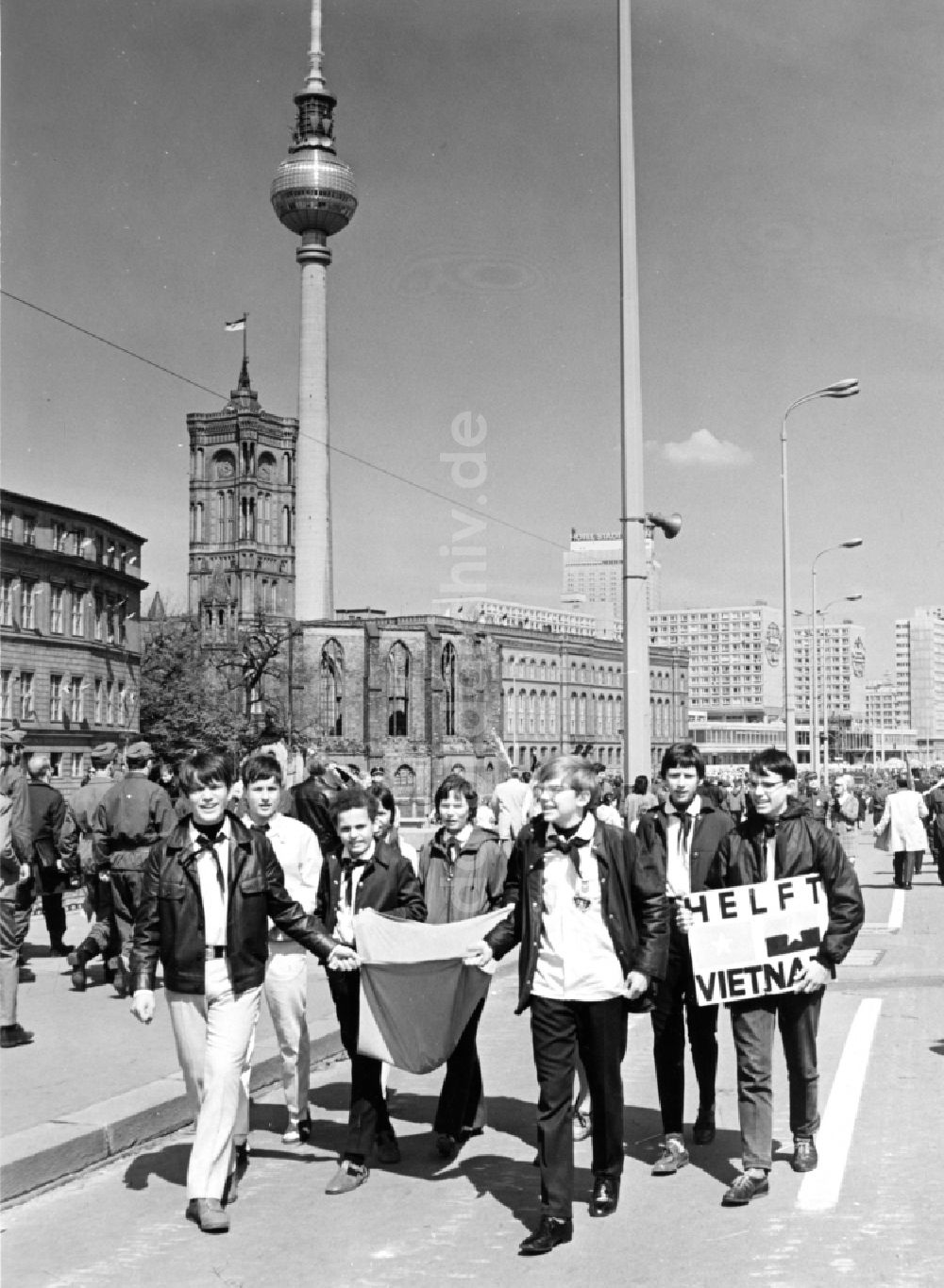 DDR-Fotoarchiv: Berlin - Demonstration gegen den Vietnam- Krieg in Berlin, der ehemaligen Hauptstadt der DDR, Deutsche Demokratische Republik