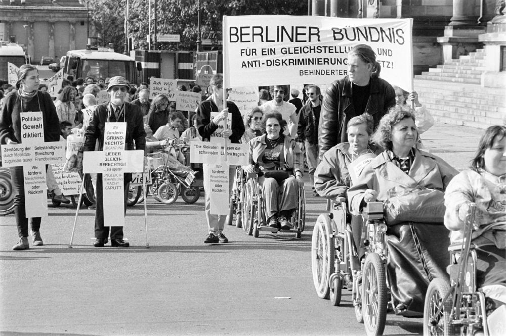 Berlin: Demonstration für Gleichstellung von Menschen mit Behinderung in Berlin-Mitte