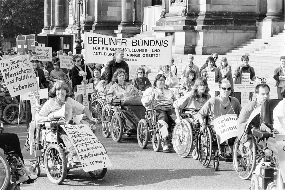 DDR-Bildarchiv: Berlin - Demonstration für Gleichstellung von Menschen mit Behinderung in Berlin-Mitte