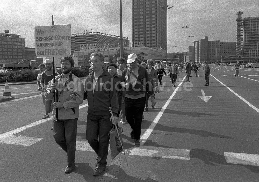 DDR-Bildarchiv: Berlin - Demonstration mit Straßen- Protest 5. Berliner Friedenslauf in Berlin in der DDR