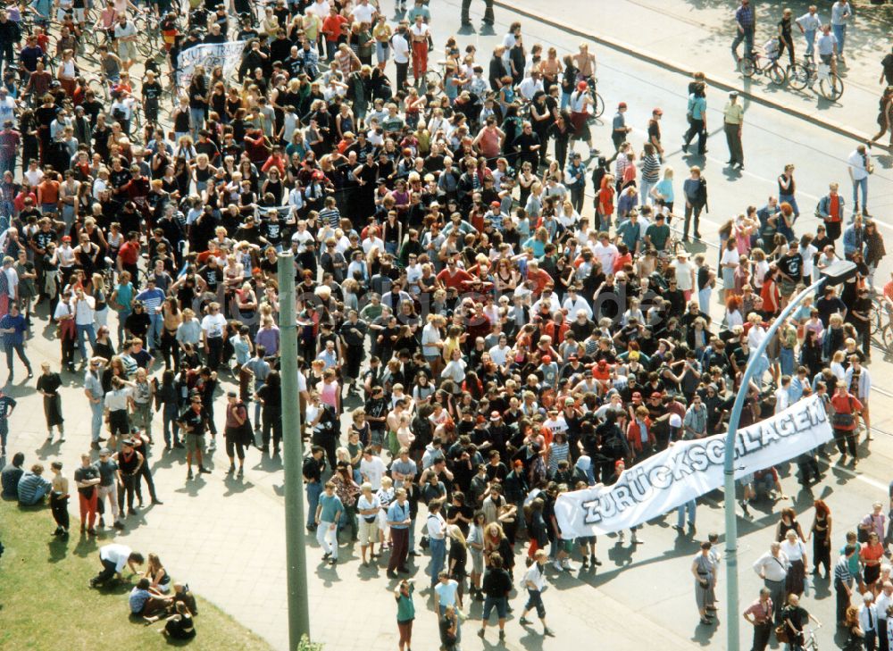 DDR-Bildarchiv: Magdeburg - Demonstration mit Straßen- Protest gegen die Ermordung von Torsten Lamprecht in Magdeburg in Sachsen-Anhalt in der DDR
