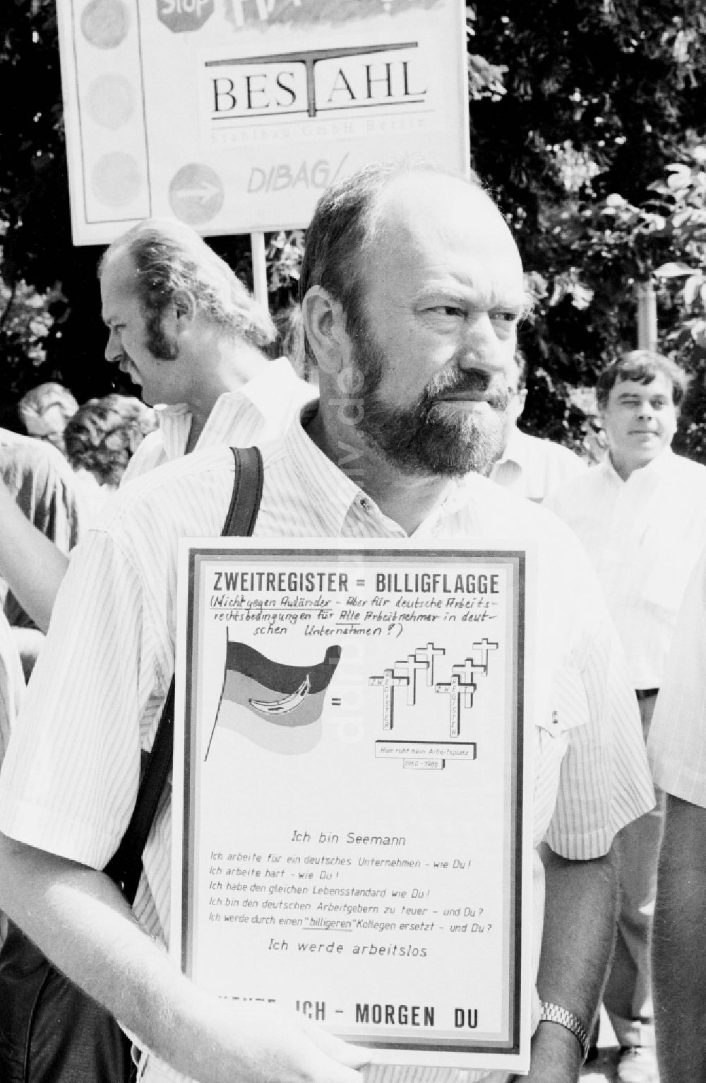 DDR-Bildarchiv: Berlin - Demonstration mit Straßen- Protest hunderter Menschen vor der Zentrale der Treuhandanstalt an der Wilhelmstraße in Berlin, der ehemaligen Hauptstadt der DDR, Deutsche Demokratische Republik