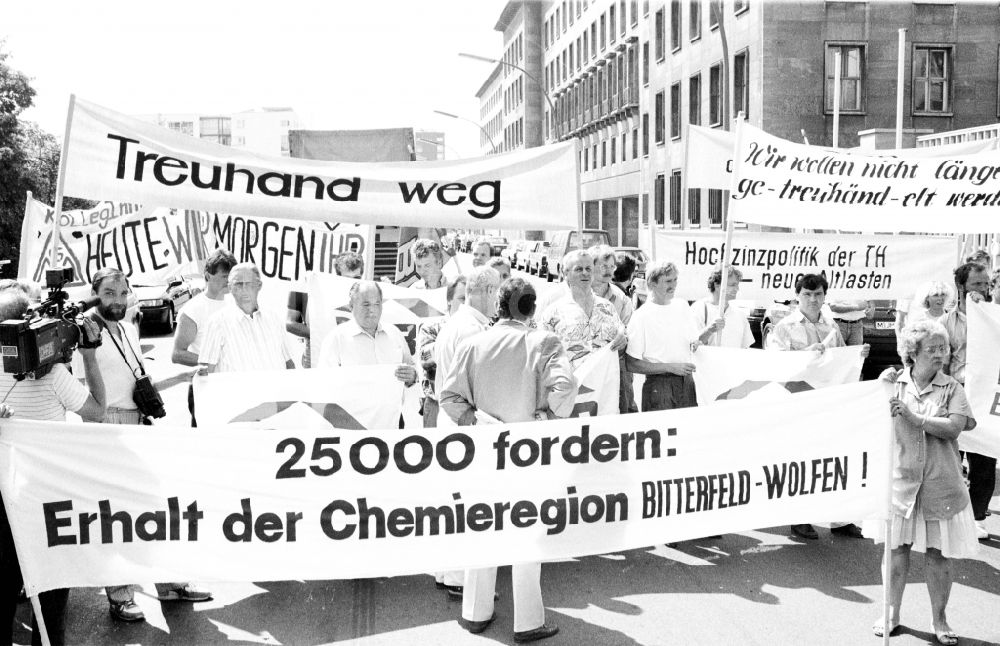 DDR-Fotoarchiv: Berlin - Demonstration mit Straßen- Protest hunderter Menschen vor der Zentrale der Treuhandanstalt an der Wilhelmstraße in Berlin, der ehemaligen Hauptstadt der DDR, Deutsche Demokratische Republik