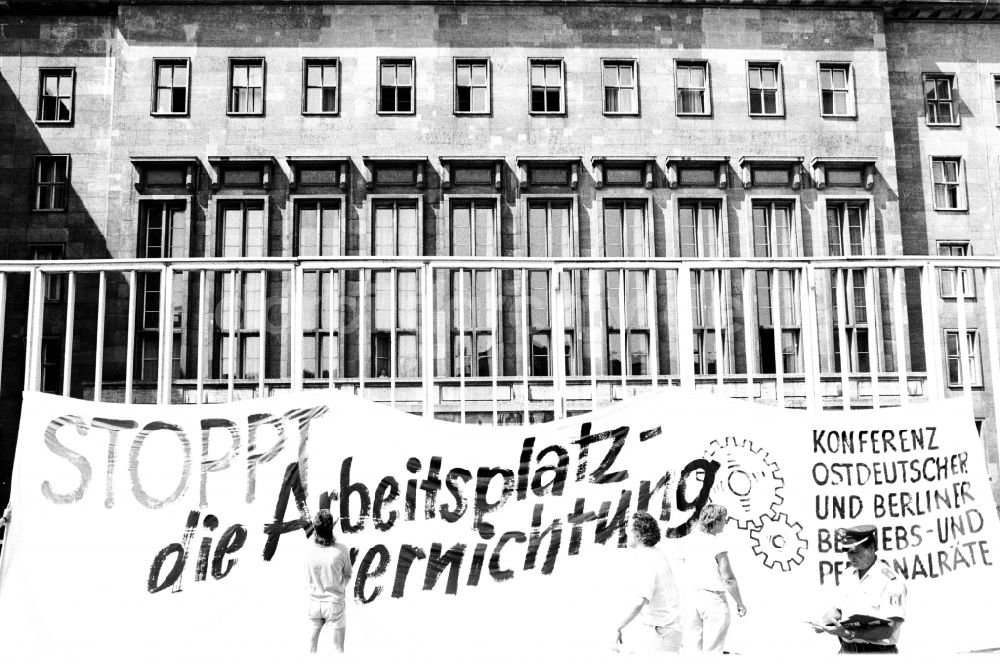 DDR-Fotoarchiv: Berlin - Demonstration mit Straßen- Protest hunderter Menschen vor der Zentrale der Treuhandanstalt an der Wilhelmstraße in Berlin, der ehemaligen Hauptstadt der DDR, Deutsche Demokratische Republik