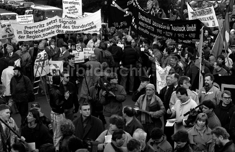 DDR-Bildarchiv: Berlin - Demonstration mit Straßen- Protest vor der Treuhand- Zentrale an der Wilhelmstraße in Berlin, der ehemaligen Hauptstadt der DDR, Deutsche Demokratische Republik