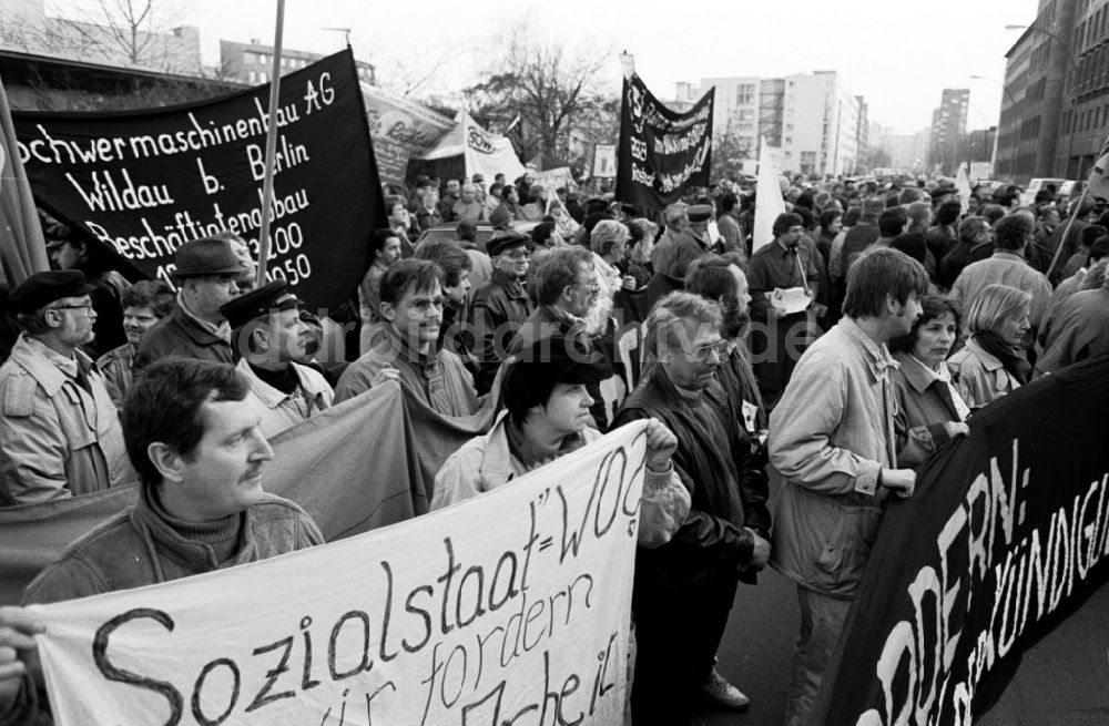 DDR-Fotoarchiv: Berlin - Demonstration mit Straßen- Protest vor der Treuhand- Zentrale an der Wilhelmstraße in Berlin, der ehemaligen Hauptstadt der DDR, Deutsche Demokratische Republik