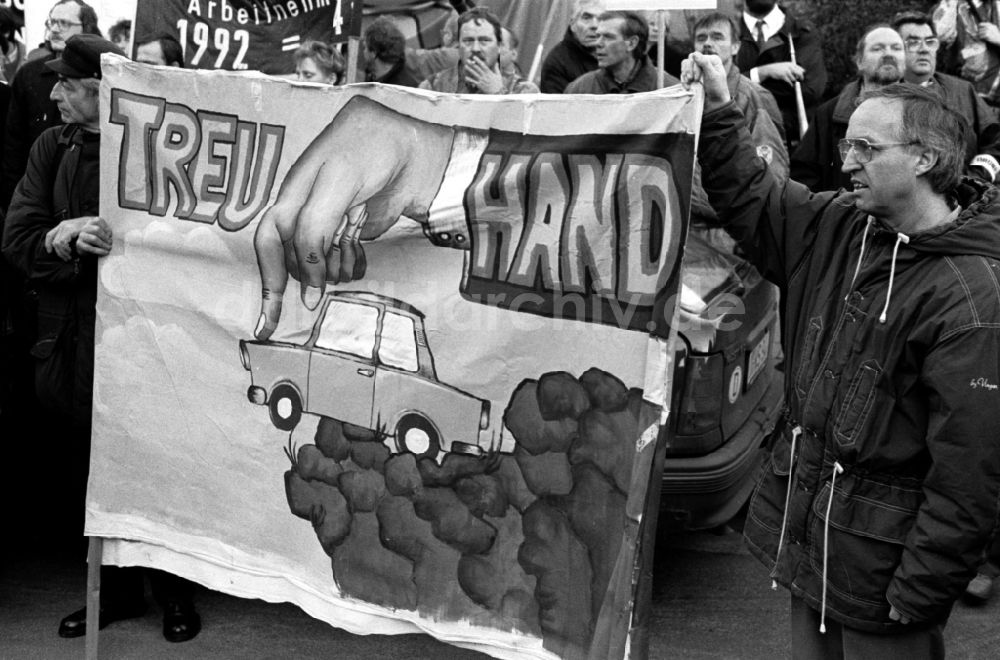 Berlin: Demonstration mit Straßen- Protest vor der Treuhand- Zentrale an der Wilhelmstraße in Berlin, der ehemaligen Hauptstadt der DDR, Deutsche Demokratische Republik