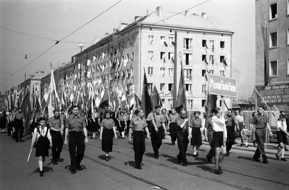 Dresden: Demonstration zum Kampf- und Feiertag des 1. Mai in Dresden in Sachsen auf dem Gebiet der ehemaligen DDR