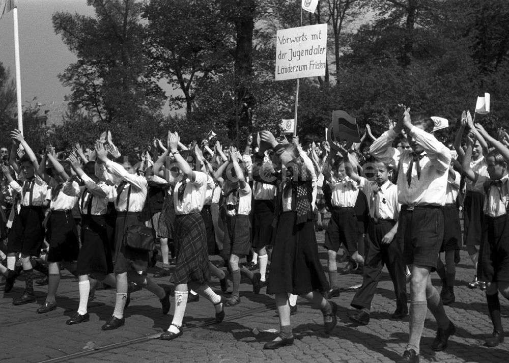 DDR-Fotoarchiv: Dresden - Demonstration zum Kampf- und Feiertag des 1. Mai in Dresden in Sachsen auf dem Gebiet der ehemaligen DDR