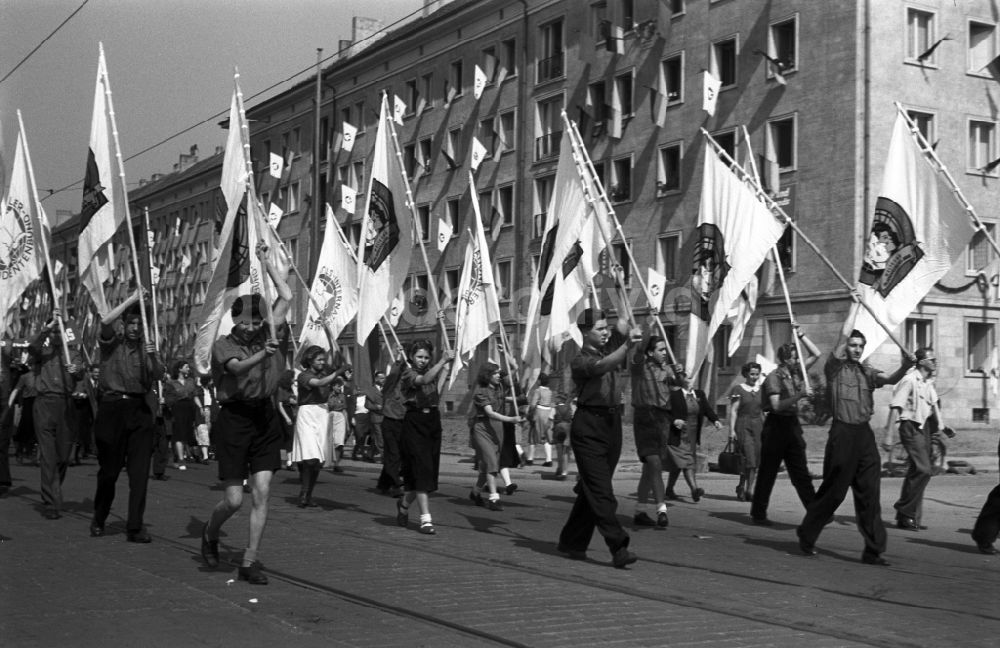 Dresden: Demonstration zum Kampf- und Feiertag des 1. Mai in Dresden in Sachsen auf dem Gebiet der ehemaligen DDR