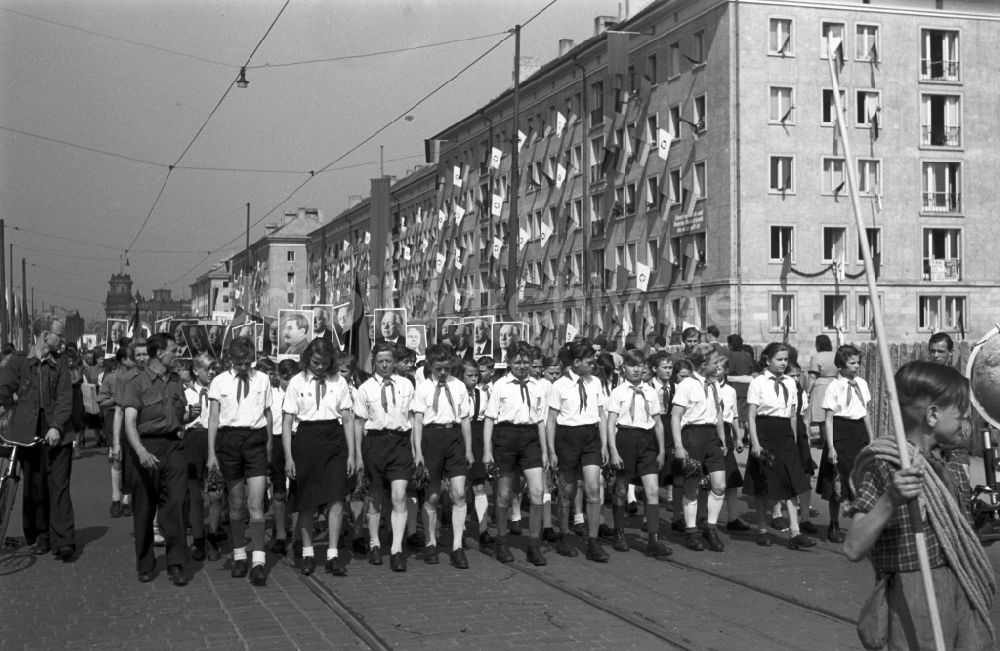 DDR-Bildarchiv: Dresden - Demonstration zum Kampf- und Feiertag des 1. Mai in Dresden in Sachsen auf dem Gebiet der ehemaligen DDR
