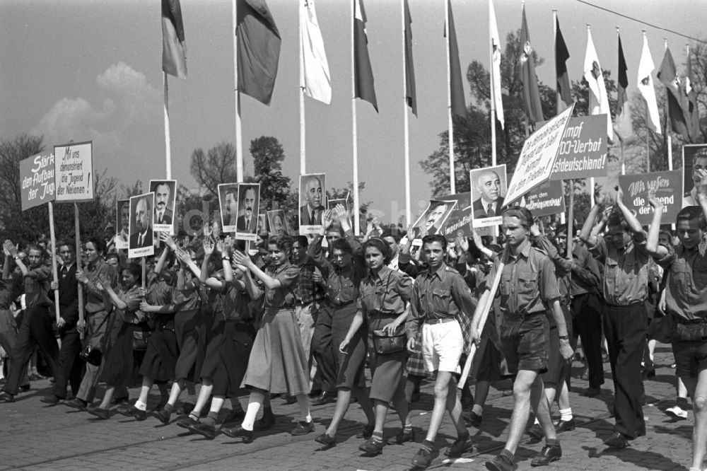 DDR-Fotoarchiv: Dresden - Demonstration zum Kampf- und Feiertag des 1. Mai in Dresden in Sachsen auf dem Gebiet der ehemaligen DDR