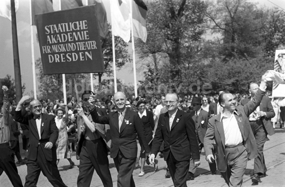 DDR-Bildarchiv: Dresden - Demonstration zum Kampf- und Feiertag des 1. Mai in Dresden in Sachsen auf dem Gebiet der ehemaligen DDR