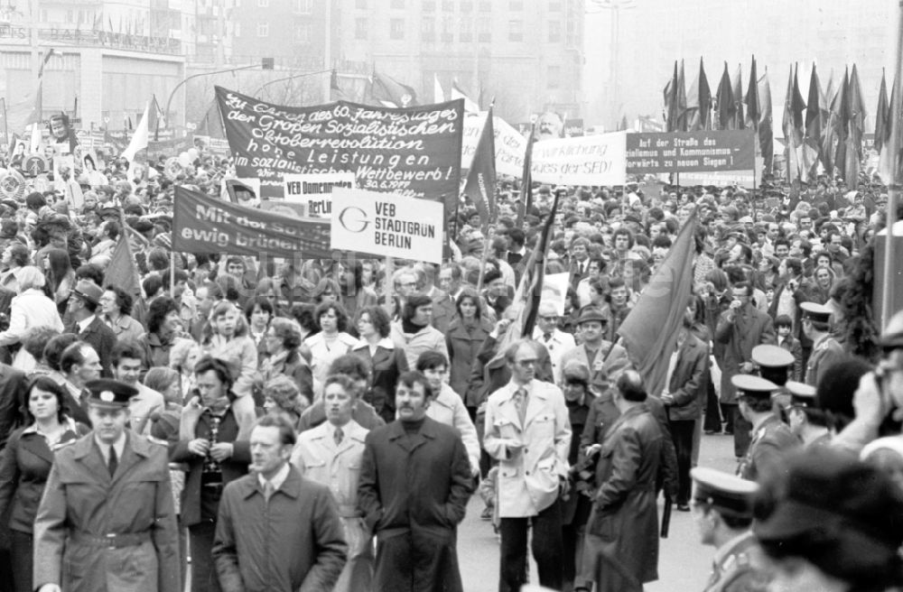Berlin: Demonstration zum 1. Mai im Ortsteil Mitte in Berlin, der ehemaligen Hauptstadt der DDR, Deutsche Demokratische Republik