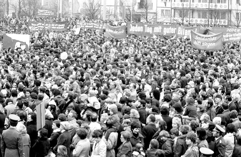 DDR-Bildarchiv: Berlin - Demonstration zum 1. Mai im Ortsteil Mitte in Berlin, der ehemaligen Hauptstadt der DDR, Deutsche Demokratische Republik