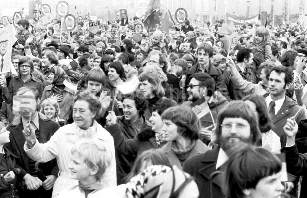 DDR-Fotoarchiv: Berlin - Demonstration zum 1. Mai im Ortsteil Mitte in Berlin, der ehemaligen Hauptstadt der DDR, Deutsche Demokratische Republik