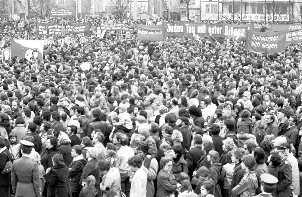DDR-Fotoarchiv: Berlin - Demonstration zum 1. Mai im Ortsteil Mitte in Berlin, der ehemaligen Hauptstadt der DDR, Deutsche Demokratische Republik