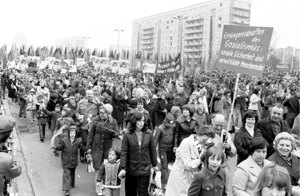 Berlin: Demonstration zum 1. Mai im Ortsteil Mitte in Berlin, der ehemaligen Hauptstadt der DDR, Deutsche Demokratische Republik