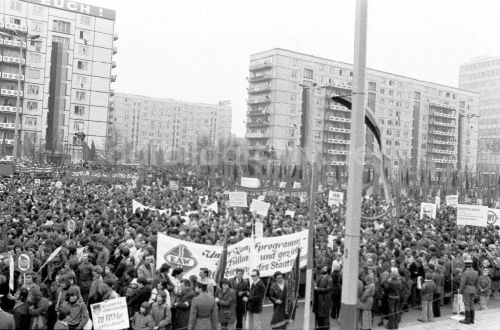 DDR-Bildarchiv: Berlin - Demonstration zum 1. Mai im Ortsteil Mitte in Berlin, der ehemaligen Hauptstadt der DDR, Deutsche Demokratische Republik