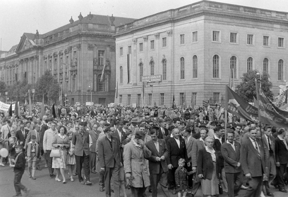 DDR-Bildarchiv: Berlin - Demonstration zum 1. Mai auf den Straßen im Ortsteil Mitte in Berlin in der DDR