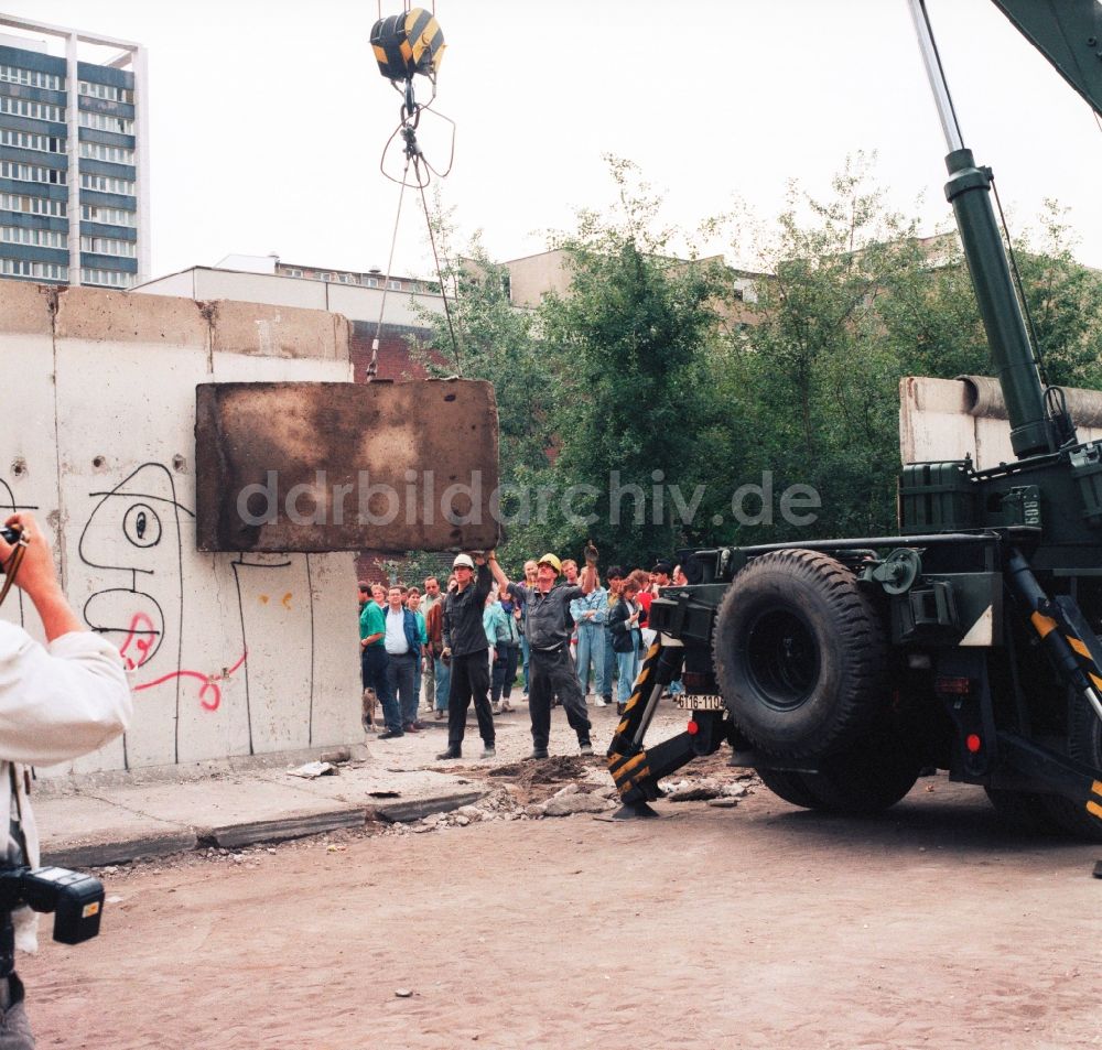 Berlin: Demontage von Betonsegmenten der Berliner Mauer in Berlin, der ehemaligen Hauptstadt der DDR, Deutsche Demokratische Republik