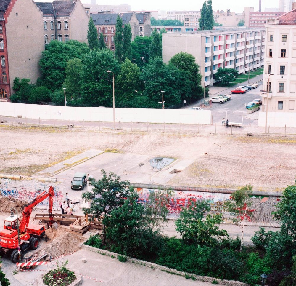 DDR-Bildarchiv: Berlin - Demontage von Betonsegmenten der Berliner Mauer in Berlin, der ehemaligen Hauptstadt der DDR, Deutsche Demokratische Republik