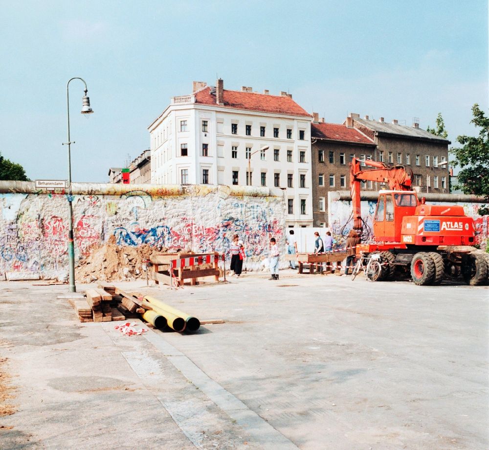 DDR-Fotoarchiv: Berlin - Demontage von Betonsegmenten der Berliner Mauer in Berlin, der ehemaligen Hauptstadt der DDR, Deutsche Demokratische Republik