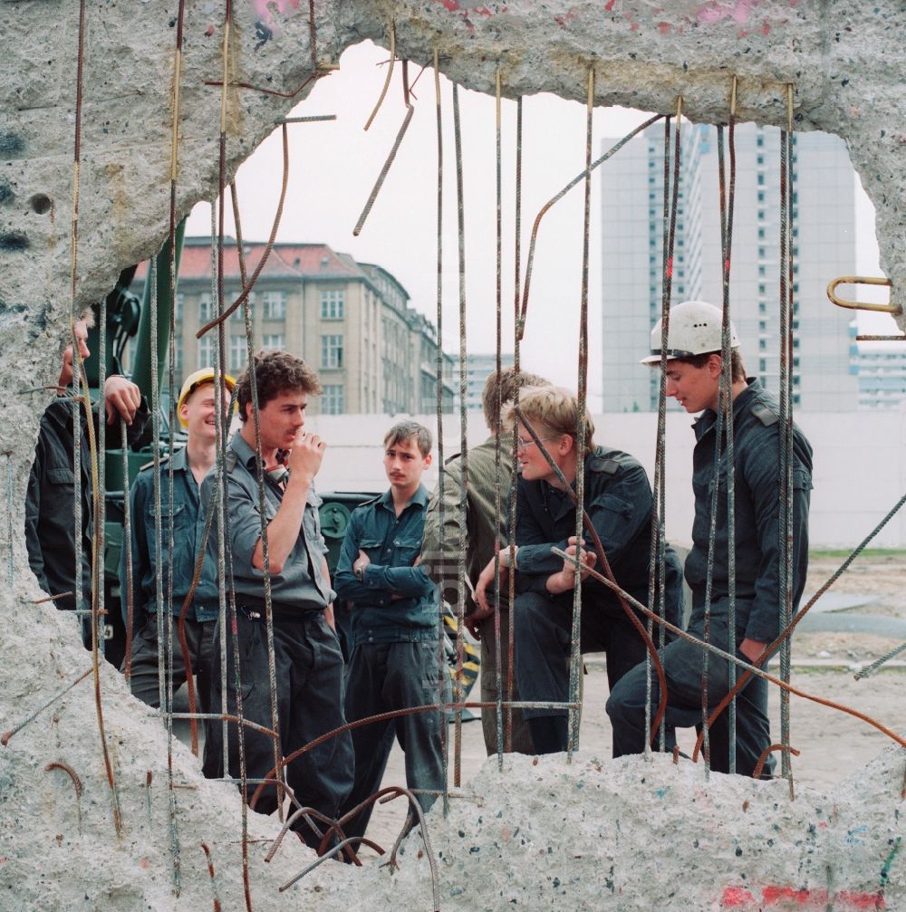 DDR-Fotoarchiv: Berlin - Demontage von Betonsegmenten der Berliner Mauer in Berlin- Mitte