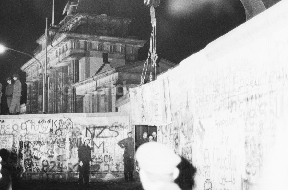 Berlin: Demontage von Betonsegmenten der Berliner Mauer zur Öffnung eines Grenzüberganges am Brandenburger Tor in Berlin- Mitte