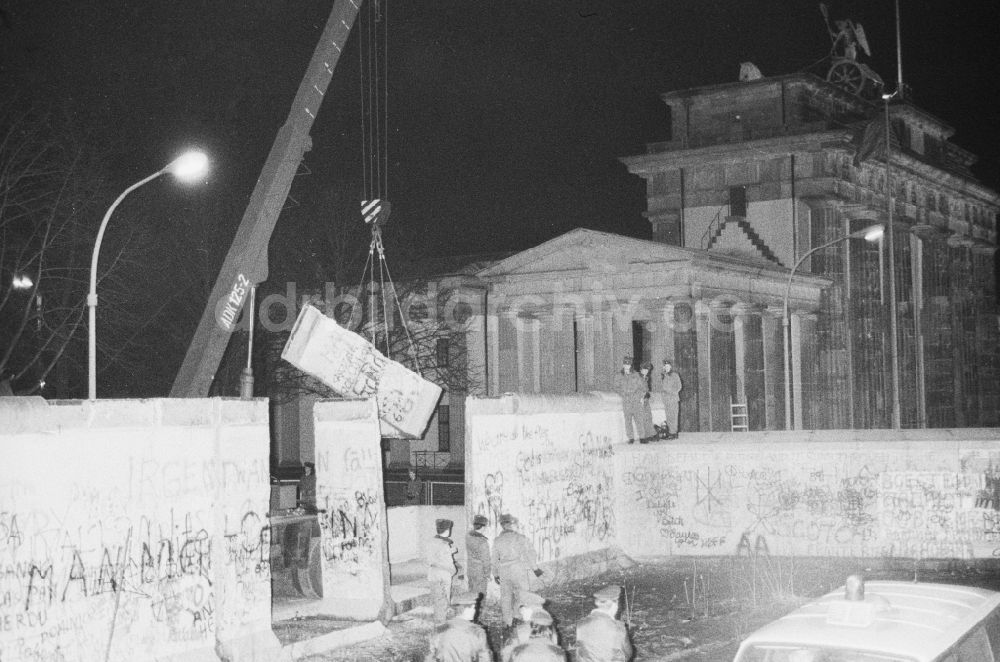 DDR-Bildarchiv: Berlin - Demontage von Betonsegmenten der Berliner Mauer zur Öffnung eines Grenzüberganges am Brandenburger Tor in Berlin- Mitte