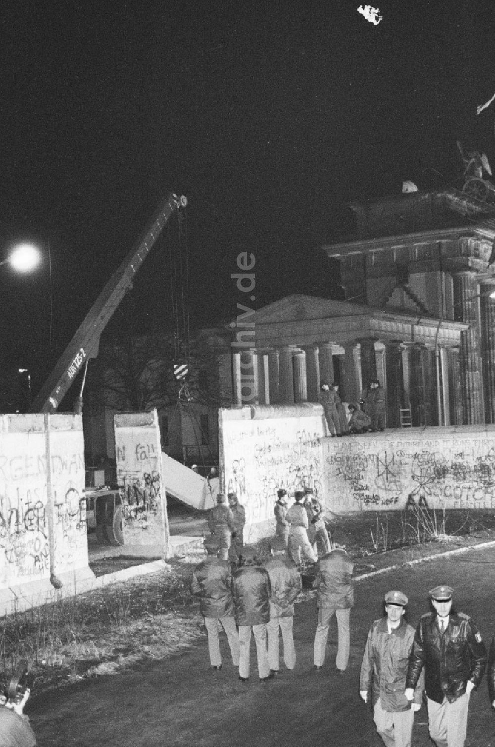 DDR-Fotoarchiv: Berlin - Demontage von Betonsegmenten der Berliner Mauer zur Öffnung eines Grenzüberganges am Brandenburger Tor in Berlin- Mitte