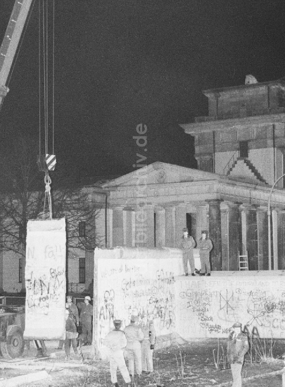 DDR-Fotoarchiv: Berlin - Demontage von Betonsegmenten der Berliner Mauer zur Öffnung eines Grenzüberganges am Brandenburger Tor in Berlin- Mitte
