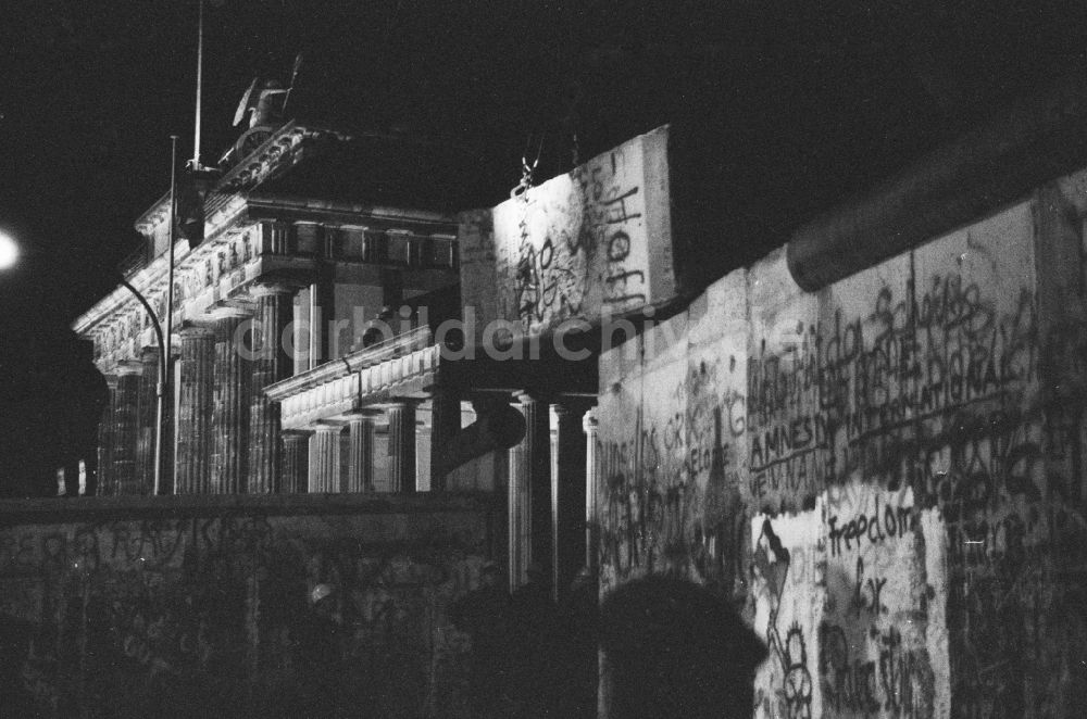 DDR-Bildarchiv: Berlin - Demontage von Betonsegmenten der Berliner Mauer zur Öffnung eines Grenzüberganges am Brandenburger Tor in Berlin- Mitte