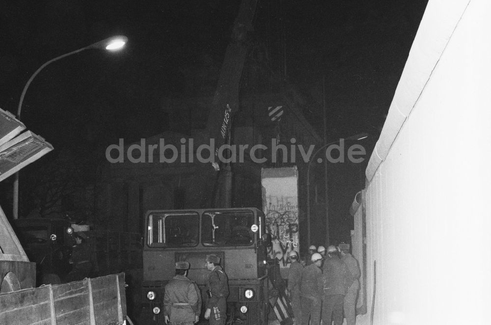 Berlin: Demontage von Betonsegmenten der Berliner Mauer zur Öffnung eines Grenzüberganges am Brandenburger Tor in Berlin- Mitte