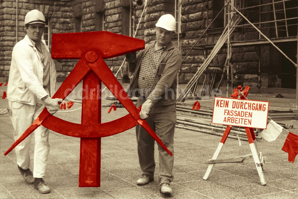 DDR-Fotoarchiv: Berlin - Demontage des DDR-Symbols von der Fassade des Berliner Stadthaus