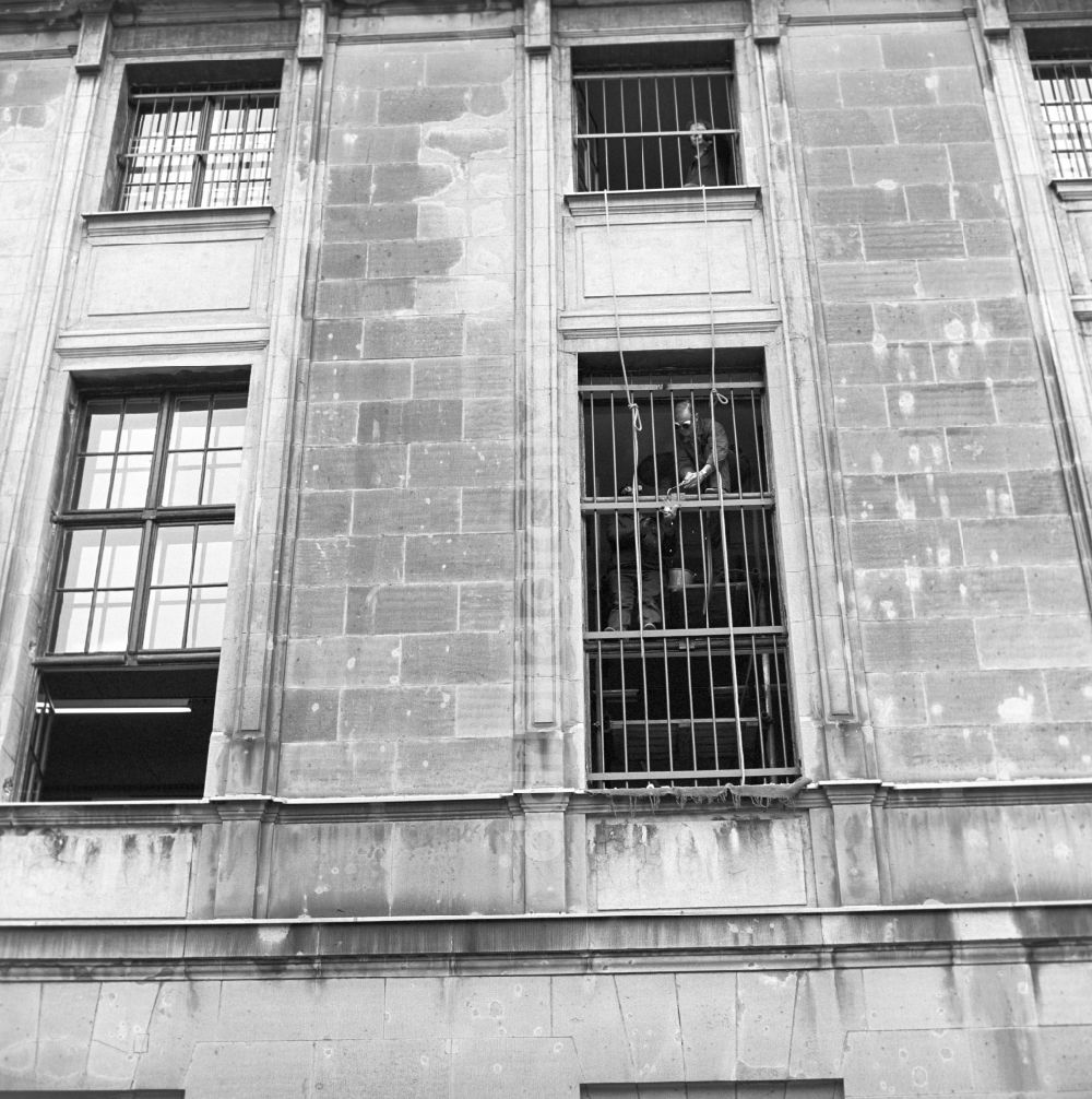 Berlin: Demontage der Fenstergitter an einem Haus unmittelbar an der Berliner Mauer in Berlin