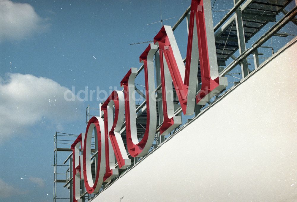 DDR-Fotoarchiv: Berlin - Demontage Schriftzug / Logo Forum-Hotel am Alexanderplatz Berlin