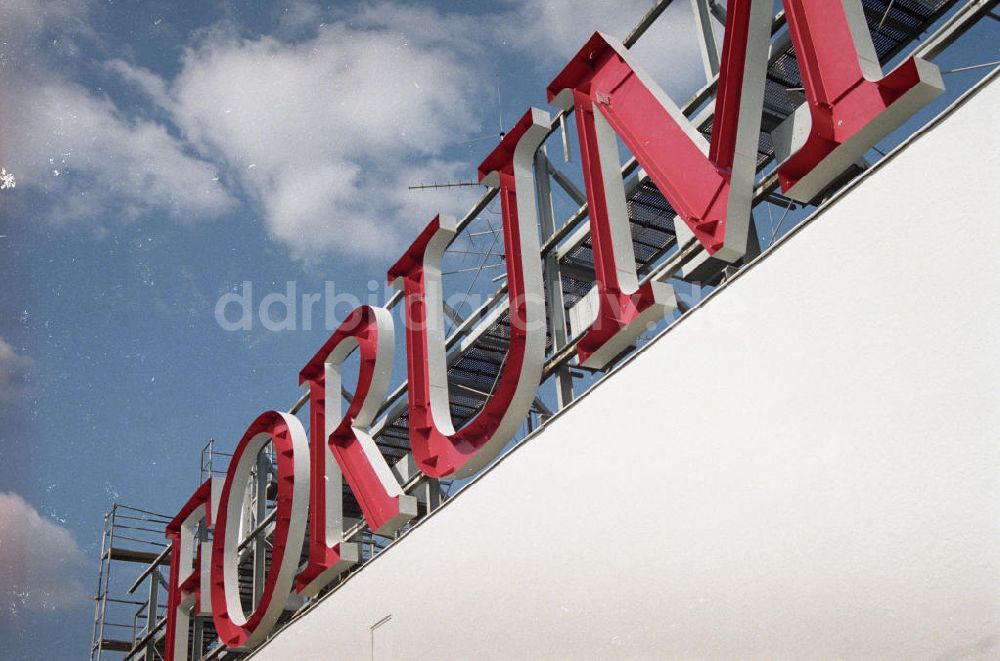 Berlin: Demontage Schriftzug / Logo Forum-Hotel am Alexanderplatz Berlin