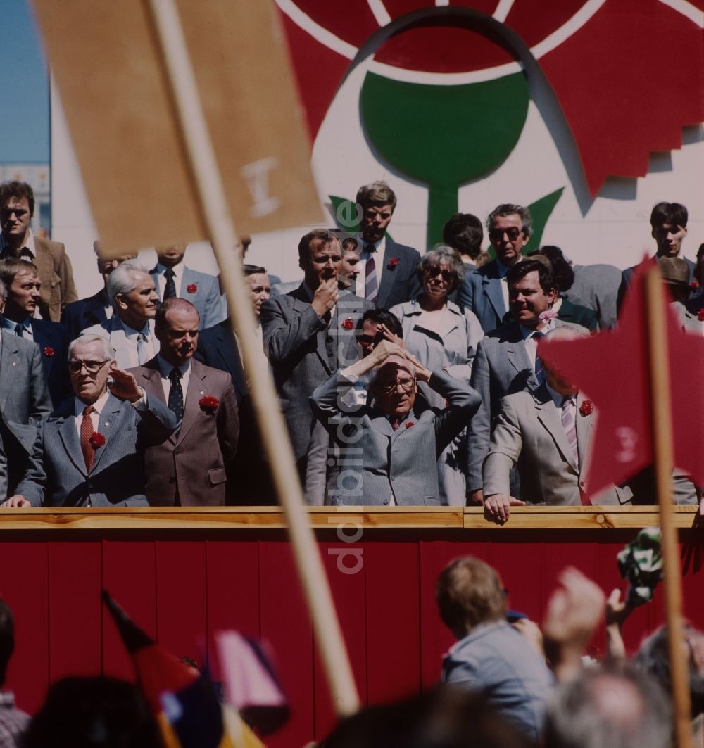 DDR-Fotoarchiv: Berlin - Mitte - Demostration anlässlich des 1. Mai 1986 in Berlin der Hauptstadt der DDR