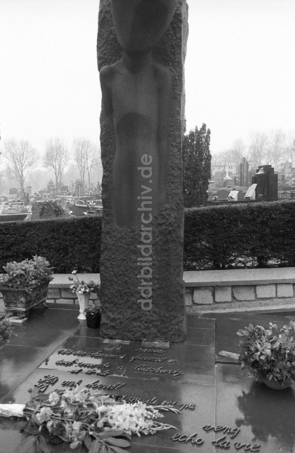 DDR-Bildarchiv: Paris - Denkmal Auschwitz-Birkenau auf dem Friedhof Pere Lachaise in Frankreich-Paris