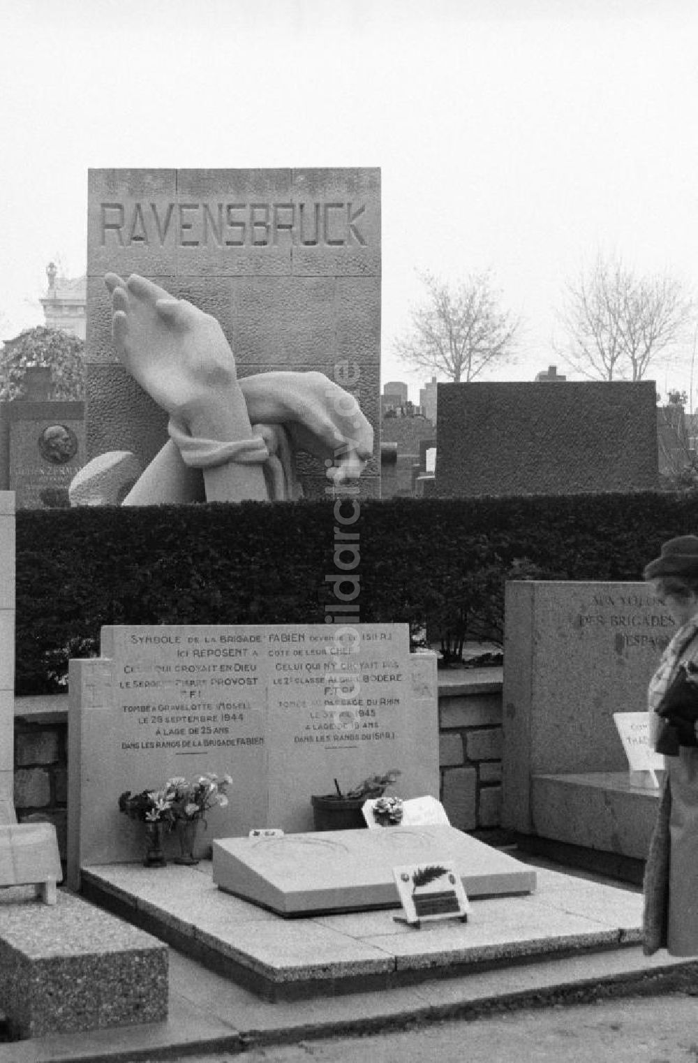 DDR-Fotoarchiv: Paris - Denkmal an die Brigade Fabien und an das KZ Ravensbrück auf dem Friedhof Pere Lachaise in Frankreich-Paris