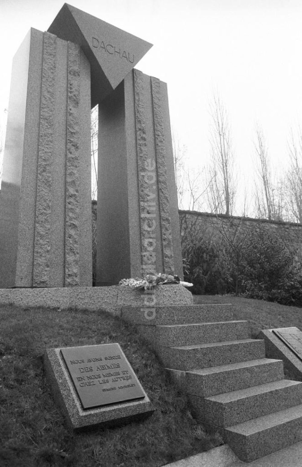 DDR-Fotoarchiv: Paris - Denkmal Dachau auf dem Friedhof Pere Lachaise in Frankreich-Paris