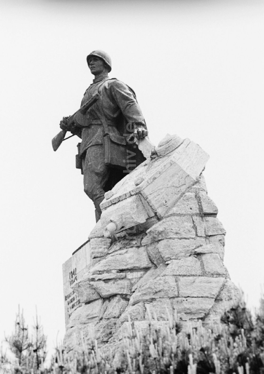 DDR-Bildarchiv: Seelow - Denkmal für die gefallenen russischen Soldaten, von Lew Kerbel, in der Gedenkstätte Seelower Höhen in Seelow im heutigen Bundesland Brandenburg