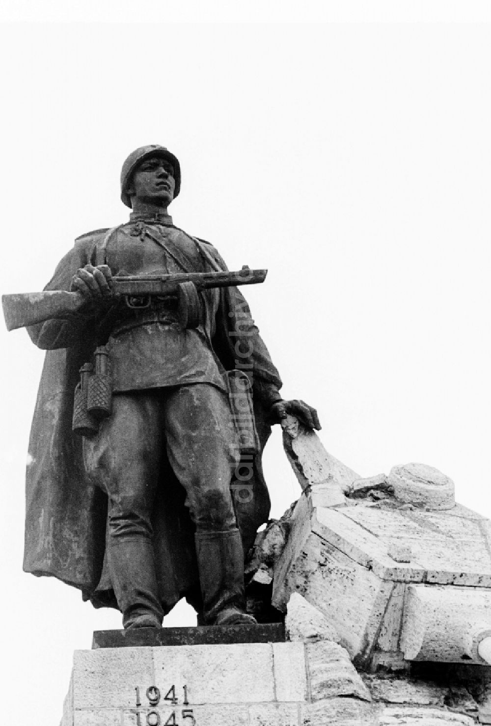 DDR-Fotoarchiv: Seelow - Denkmal für die gefallenen russischen Soldaten, von Lew Kerbel, in der Gedenkstätte Seelower Höhen in Seelow im heutigen Bundesland Brandenburg